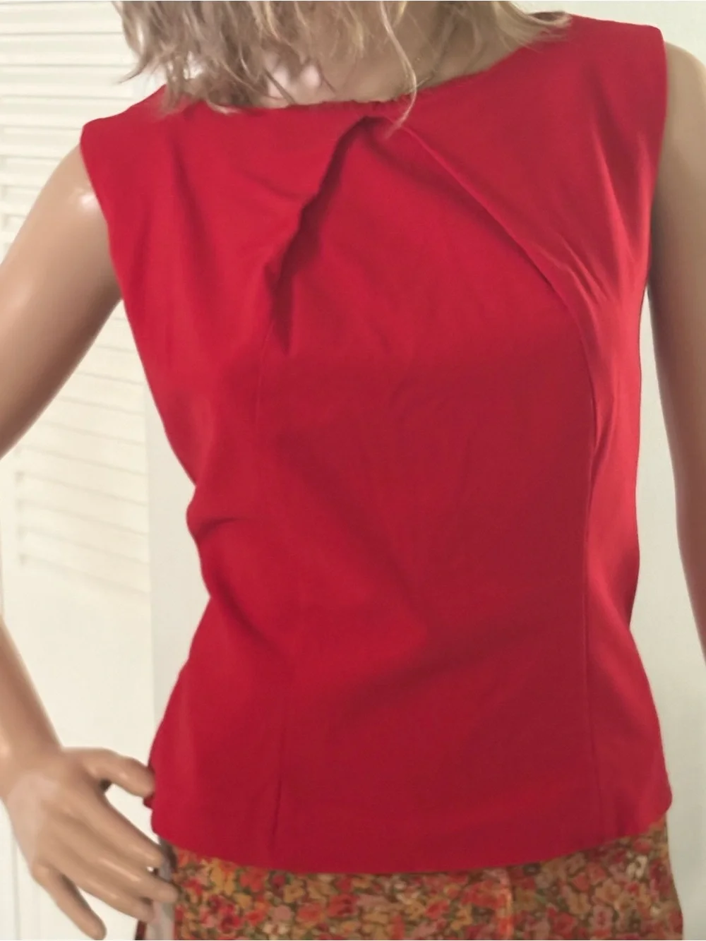 LAVIA 18 Red Pleated Round Neck Sleeveless Side Zip Top Sz IT 42/M fully lined